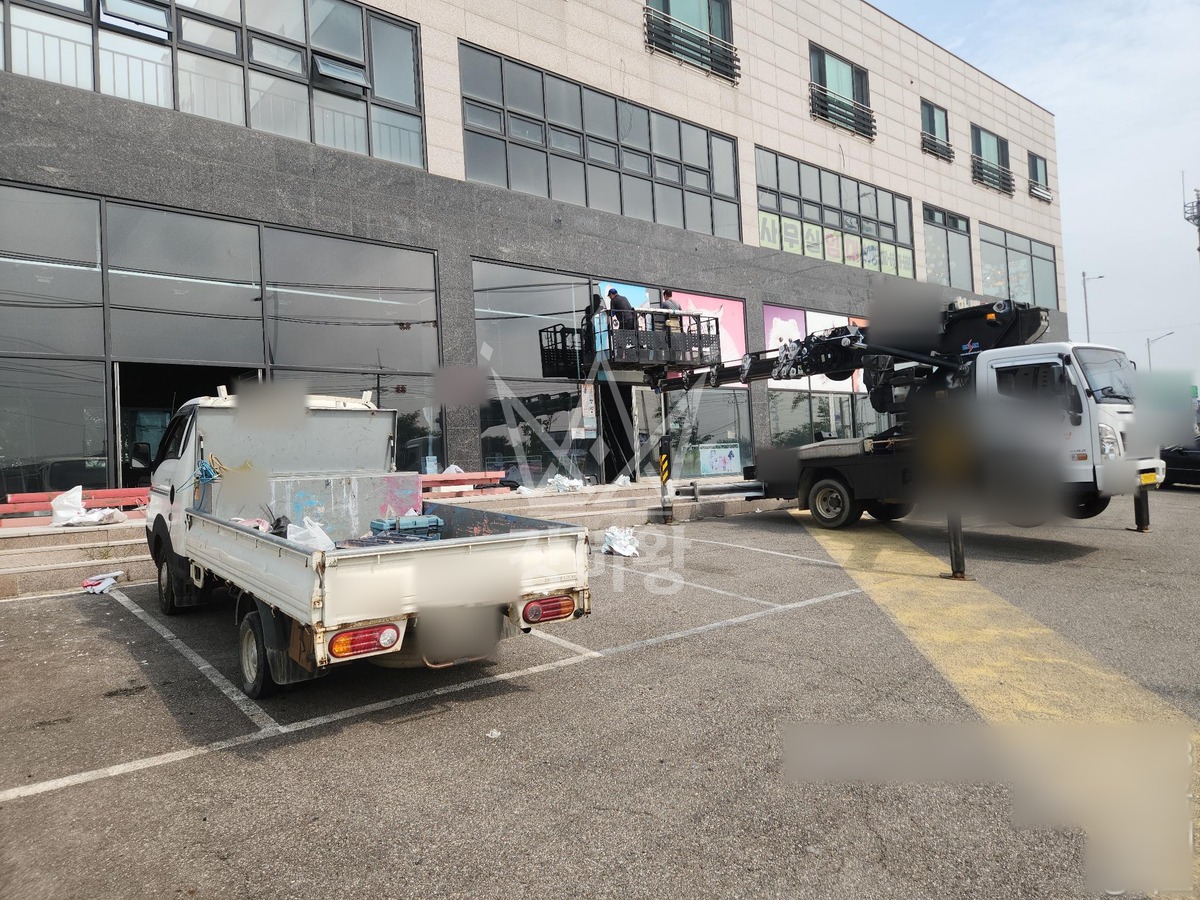 경기 김포시 양촌읍 3.5톤 스카이차 간판/썬팅지팅작업 작업사진 3