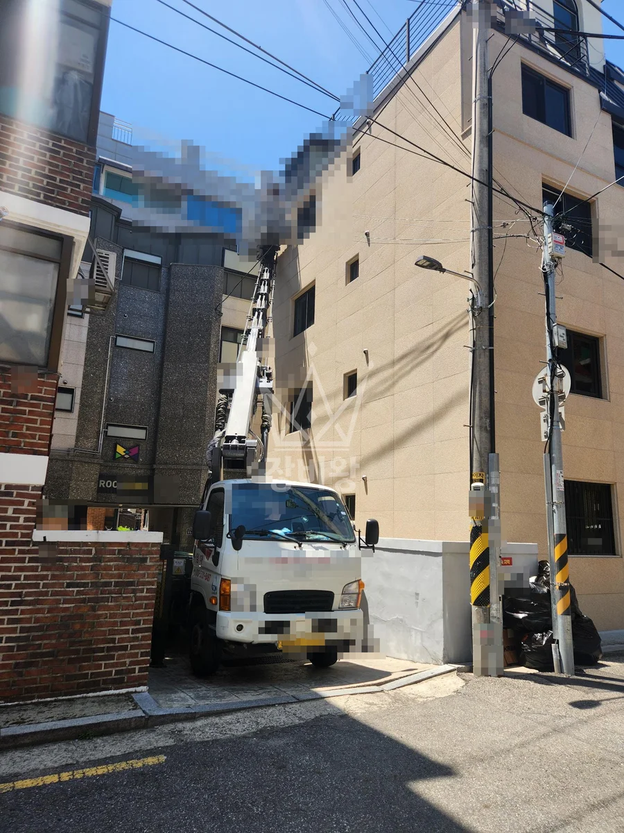 서울 관악구 봉천동 2.5톤 스카이차 외부실리콘작업 작업사진 1