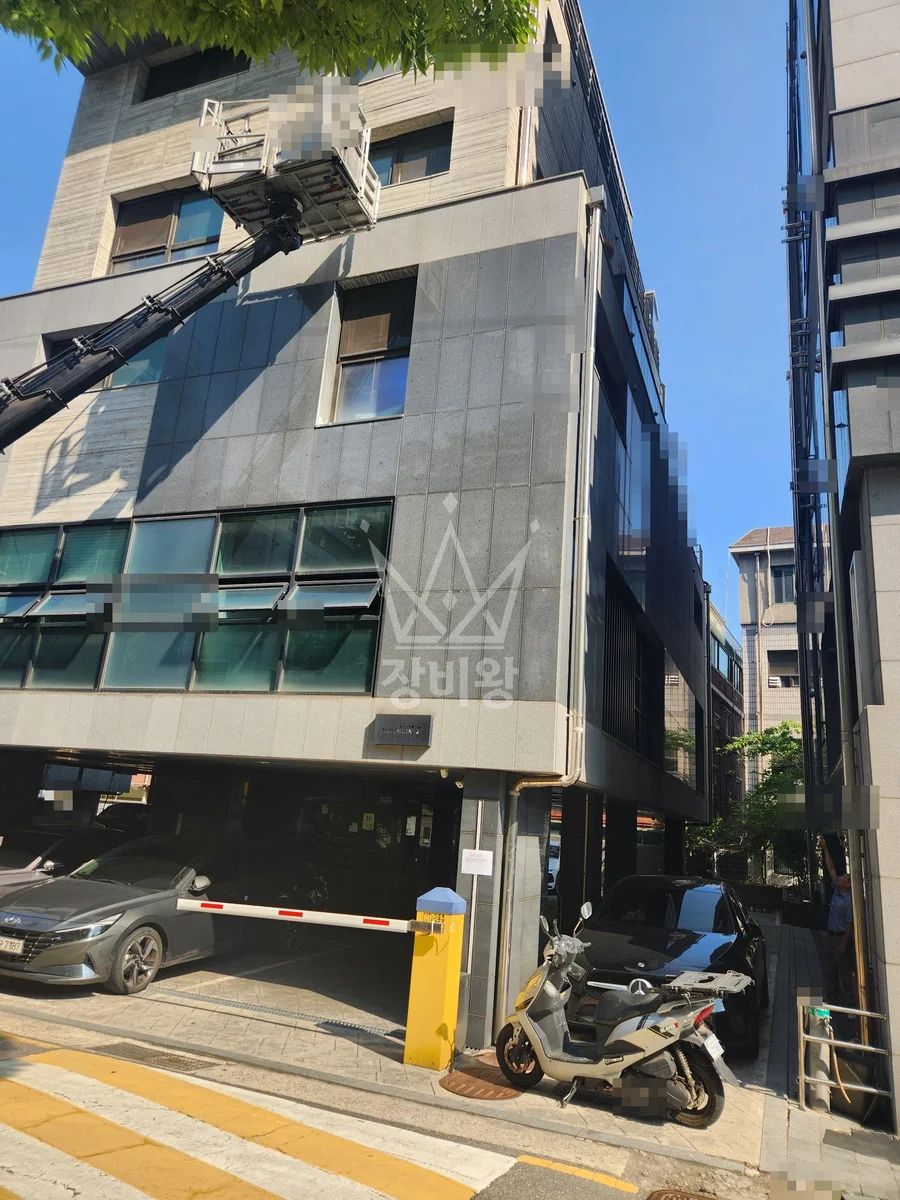 서울 서초구 반포동 2.5톤 스카이차 실리콘작업 작업사진 3