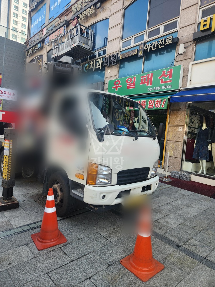 서울 금천구 시흥동 2.5톤 스카이차 유리 탈부착 작업사진 1