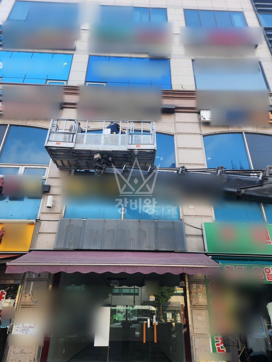 서울 금천구 시흥동 2.5톤 스카이차 유리 탈부착 작업사진 2