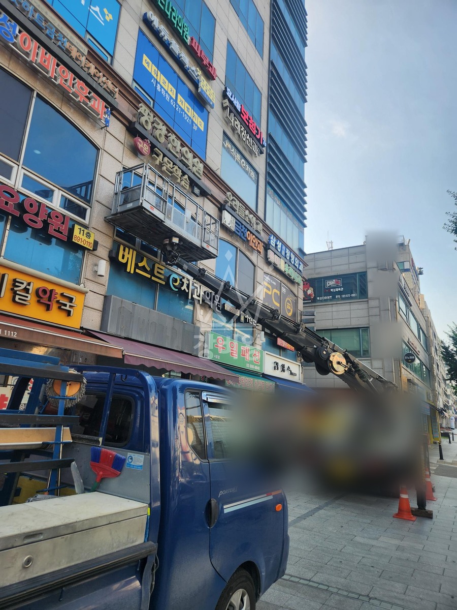 서울 금천구 시흥동 2.5톤 스카이차 유리 탈부착 작업사진 3