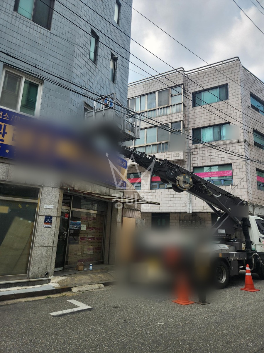 서울 송파구 문정동 2.5톤 스카이차 외벽 방수제 작업 작업사진 3