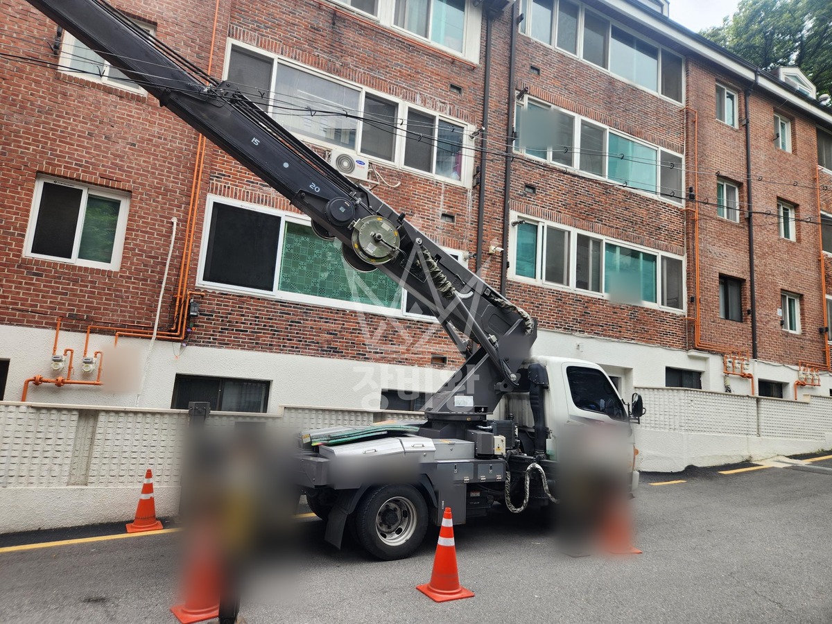 서울 서초구 서초동 2.5톤 스카이차 물받이청소 작업사진 2