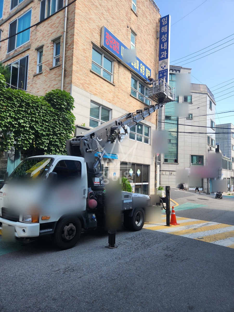 서울 동작구 사당동 2.5톤 스카이차 외부실리콘작업 작업사진 1