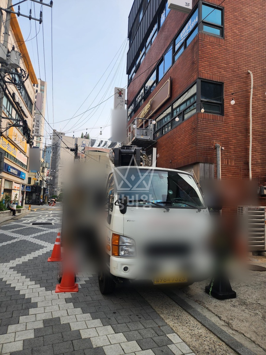 서울 성북구 종암동 2.5톤 스카이차 2,3,4,층 실리콘 코킹작업 / 간판,유리철거 작업사진 3