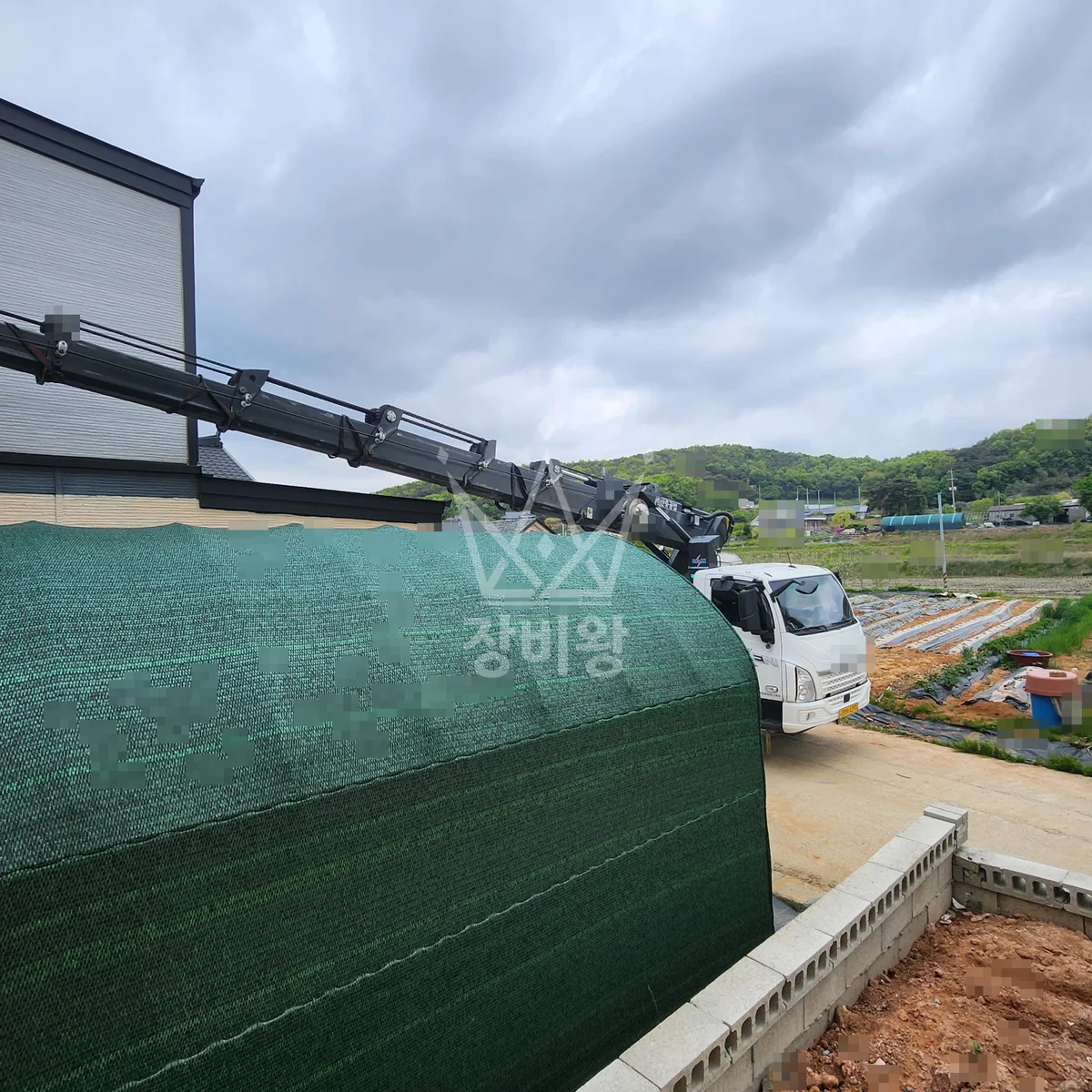 인천 강화군 길상면 3.5톤 스카이차 지붕/외벽 실리콘 작업사진 1