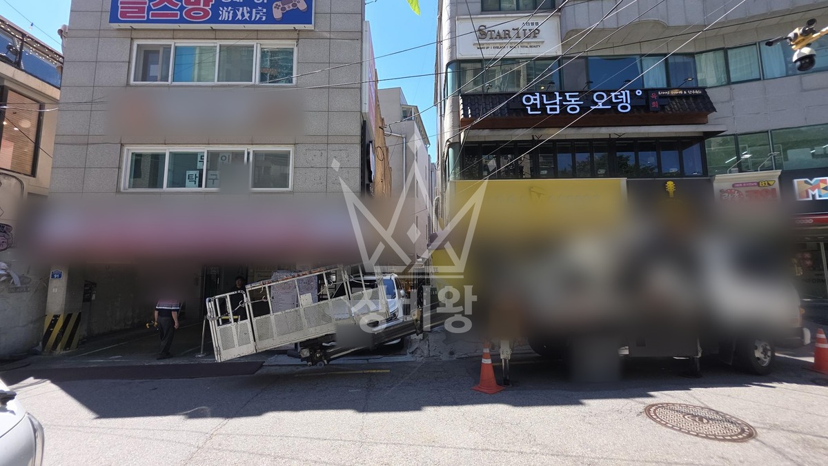 서울 마포구 동교동 2.5톤 스카이차 간판2개 제거 작업사진 3