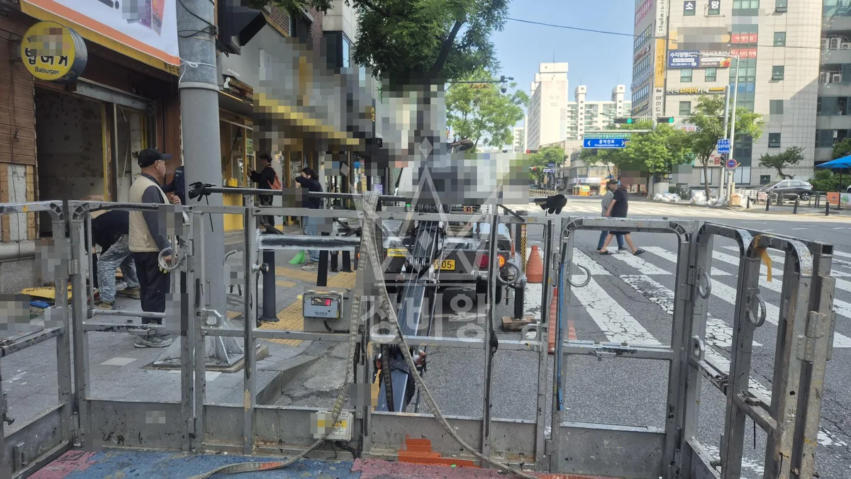 경기 용인시 수지구 1톤 스카이차 간판/방부목철거 작업사진 1