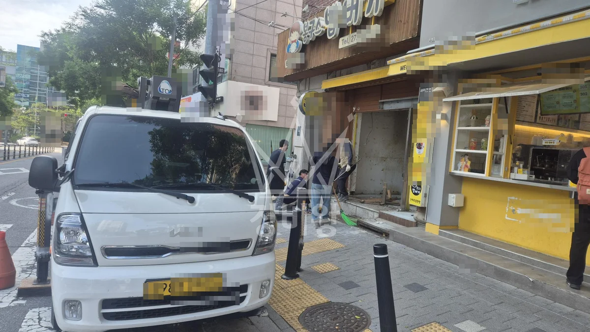 경기 용인시 수지구 1톤 스카이차 간판/방부목철거 작업사진 3