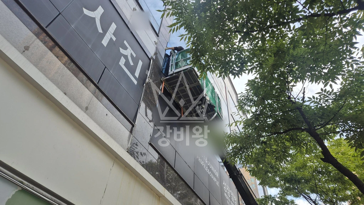 경기 수원시 영통구 신동 1톤 스카이차 유리교체 작업사진 2