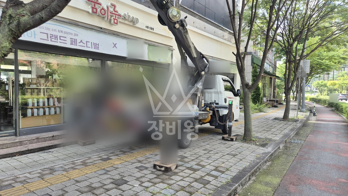 경기 수원시 영통구 신동 1톤 스카이차 유리교체 작업사진 3