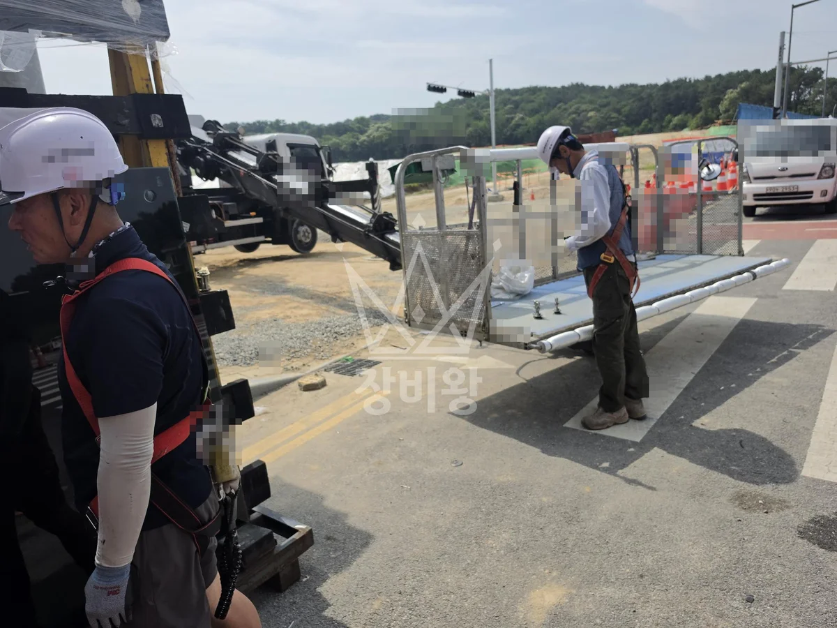 대전 유성구 용계동 3.5톤 스카이차 엘리베이터 유리설치 작업사진 3