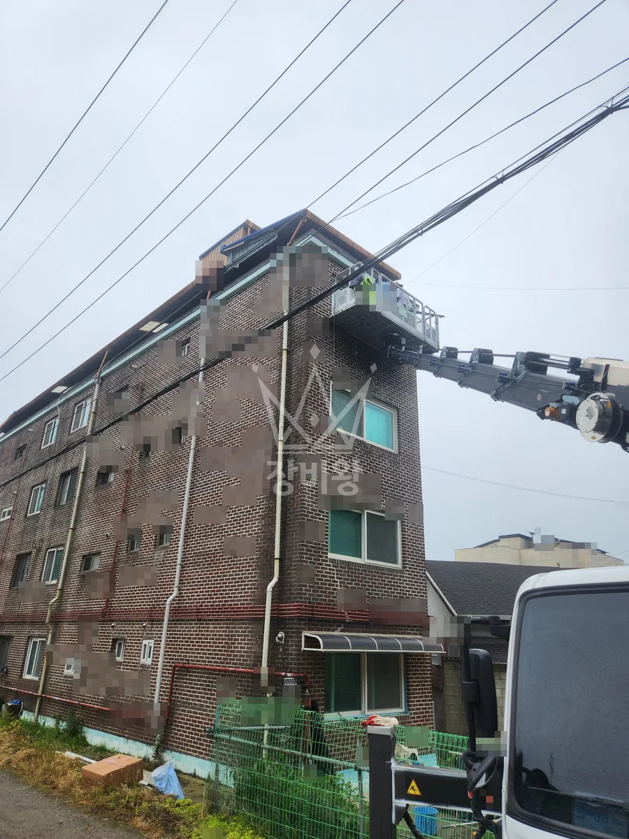 경기 용인시 처인구 3.5톤 스카이차 캐노피3개설치/물홈통교체/지붕물밭이보수 작업사진 1