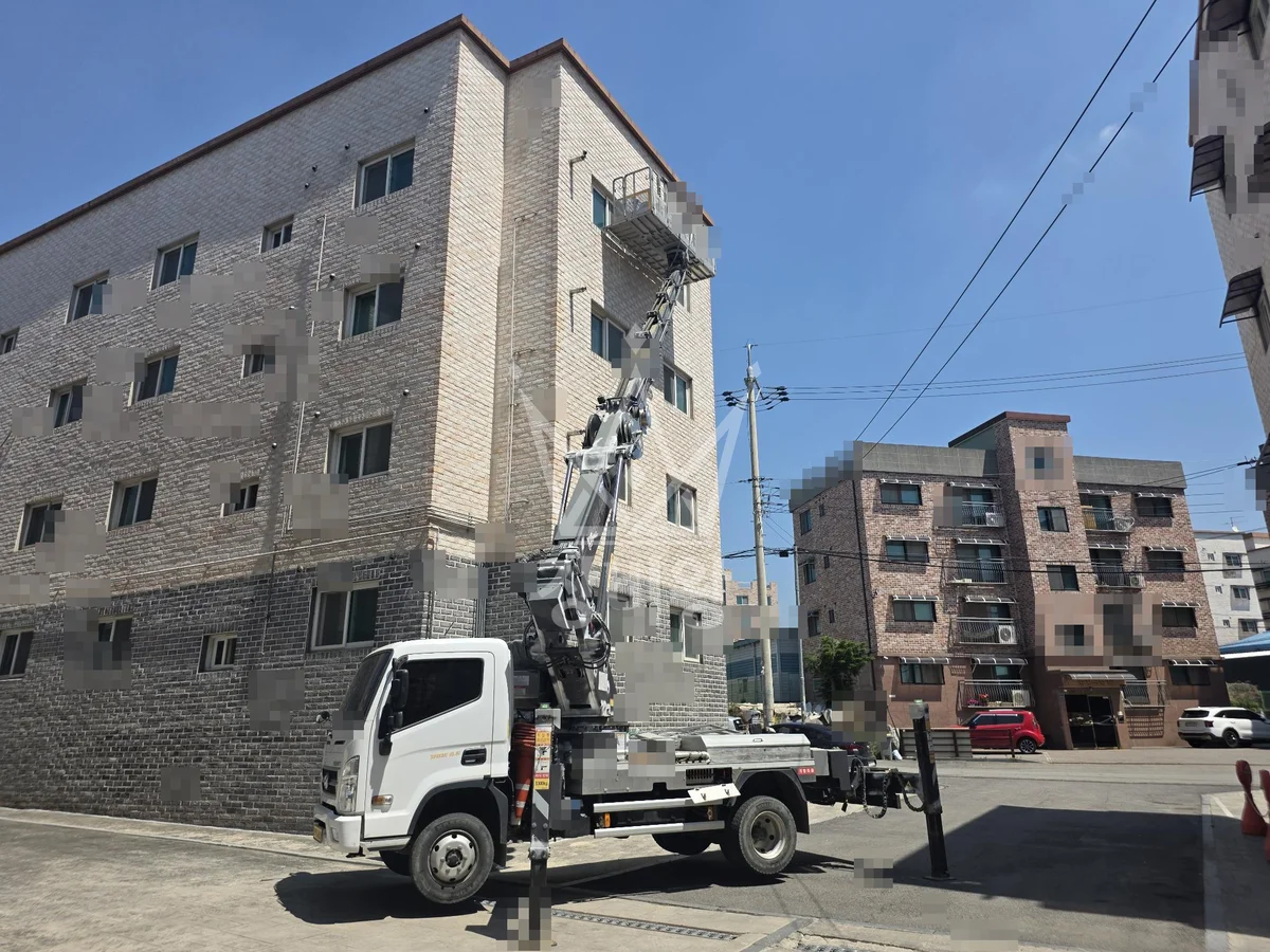 경기 고양시 일산동구 3.5톤 스카이차 외벽타일 작업 작업사진 2
