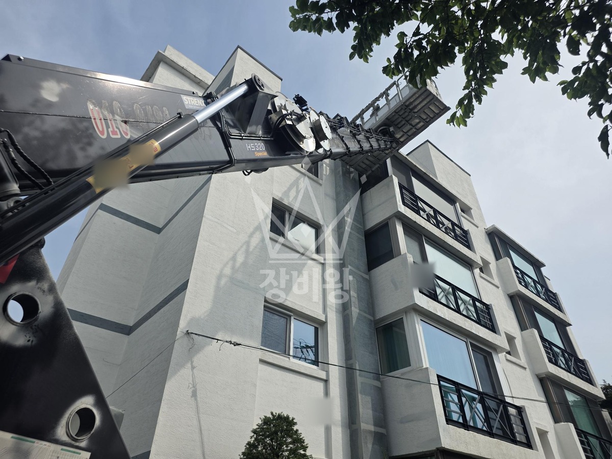 서울 용산구 이태원동 3.5톤 스카이차 실리콘코킹 작업사진 1