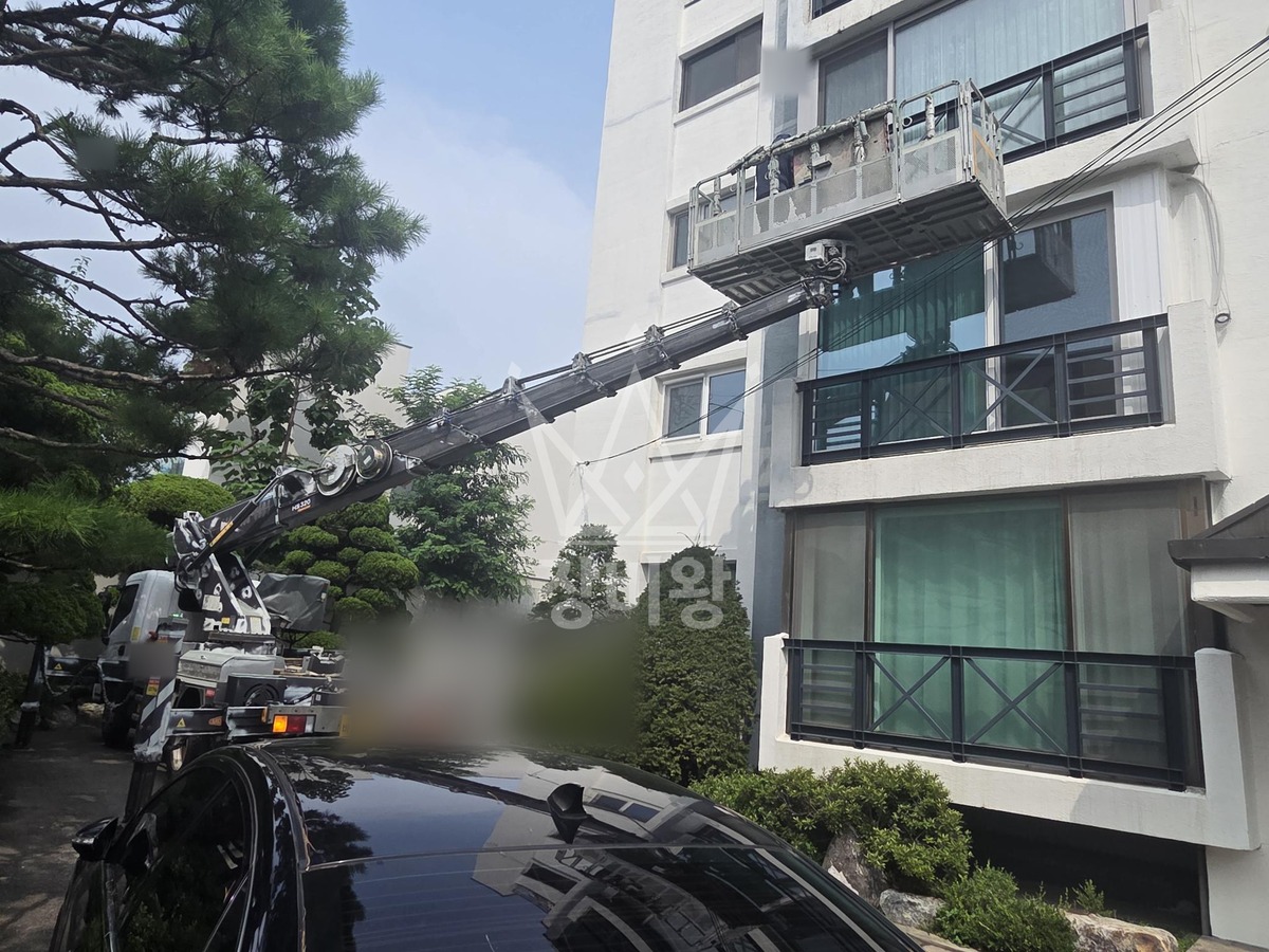 서울 용산구 이태원동 3.5톤 스카이차 실리콘코킹 작업사진 2