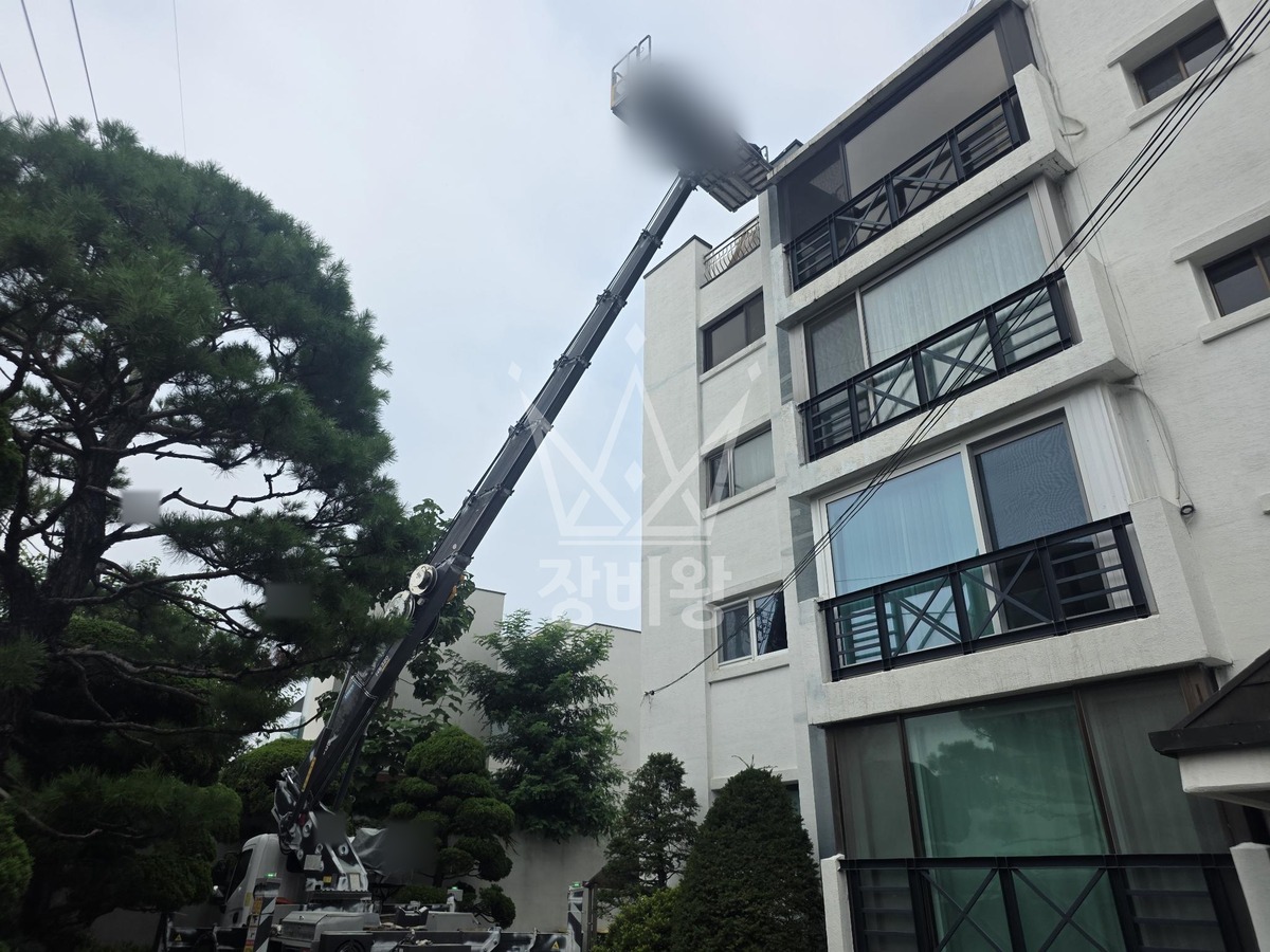 서울 용산구 이태원동 3.5톤 스카이차 실리콘코킹 작업사진 3