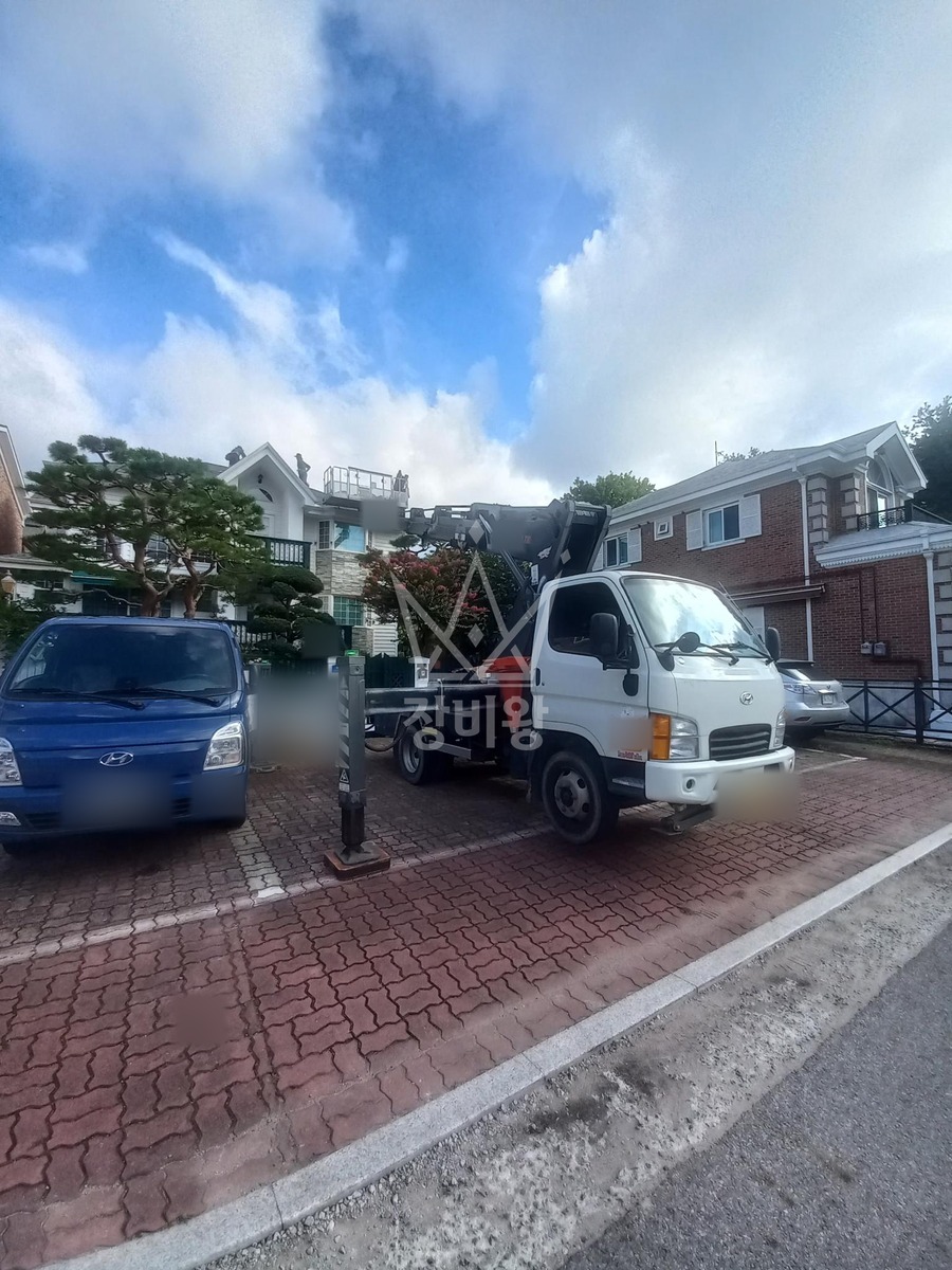 경기 고양시 일산동구 마두동 2.5톤 스카이차 지붕작업 작업사진 1