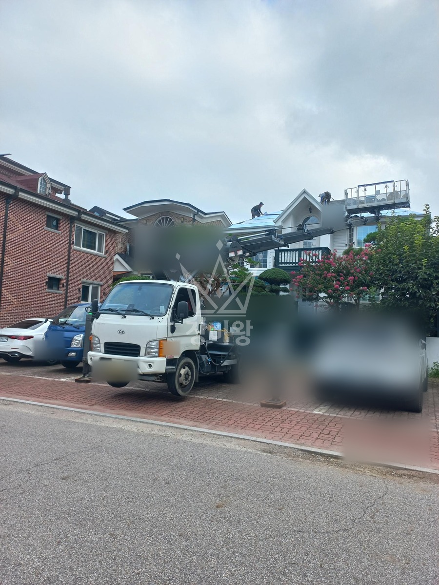 경기 고양시 일산동구 마두동 2.5톤 스카이차 지붕작업 작업사진 2