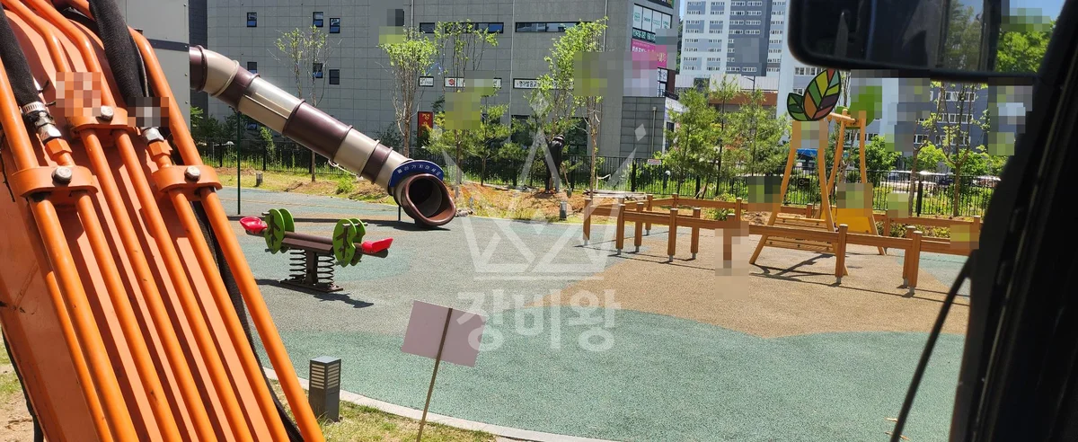 충북 청주시 상당구 포크레인(굴착기) 아파트내 수목 식재 작업사진 2