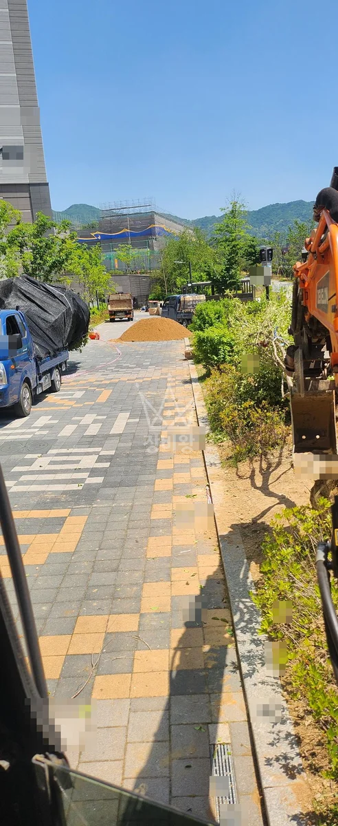 충북 청주시 상당구 포크레인(굴착기) 아파트내 수목 식재 작업사진 3