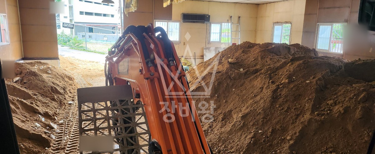 대전 대덕구 중리동 포크레인(굴착기) 실내 바닥철거 작업사진 3