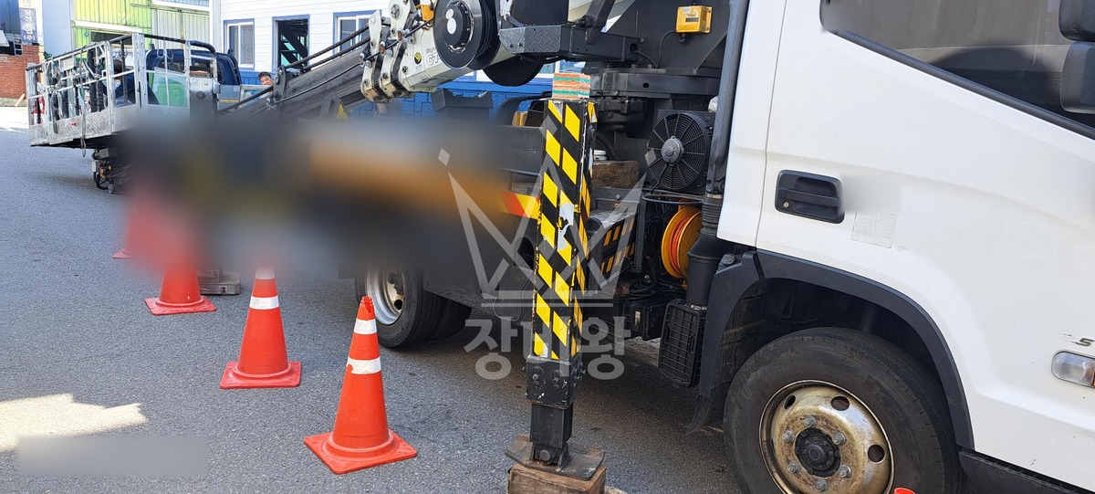 경기 부천시 오정구 내동 3.5톤 스카이차 실리콘 코킹 작업사진 2