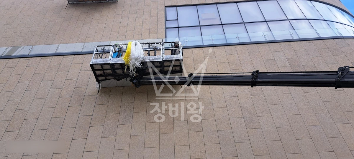 경기 고양시 덕양구 향동동 3.5톤 스카이차 실리콘코킹 작업사진 1