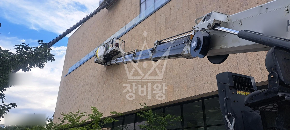 경기 고양시 덕양구 향동동 3.5톤 스카이차 실리콘코킹 작업사진 2