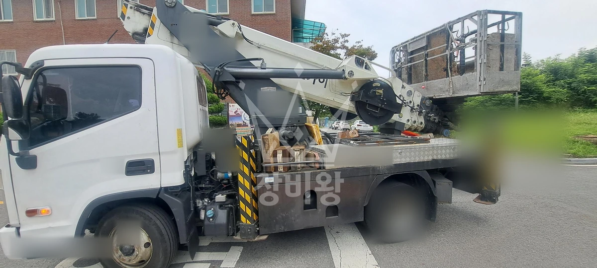 충남 천안시 서북구 성환읍 3.5톤 스카이차 항공기도장작업 작업완료사진 1