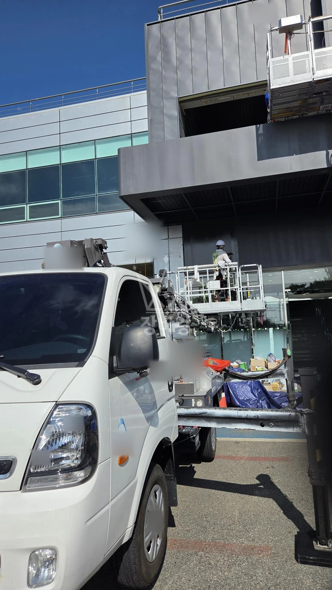 충북 음성군 대소읍 1톤 스카이차 외벽 하지판낼 작업사진 1