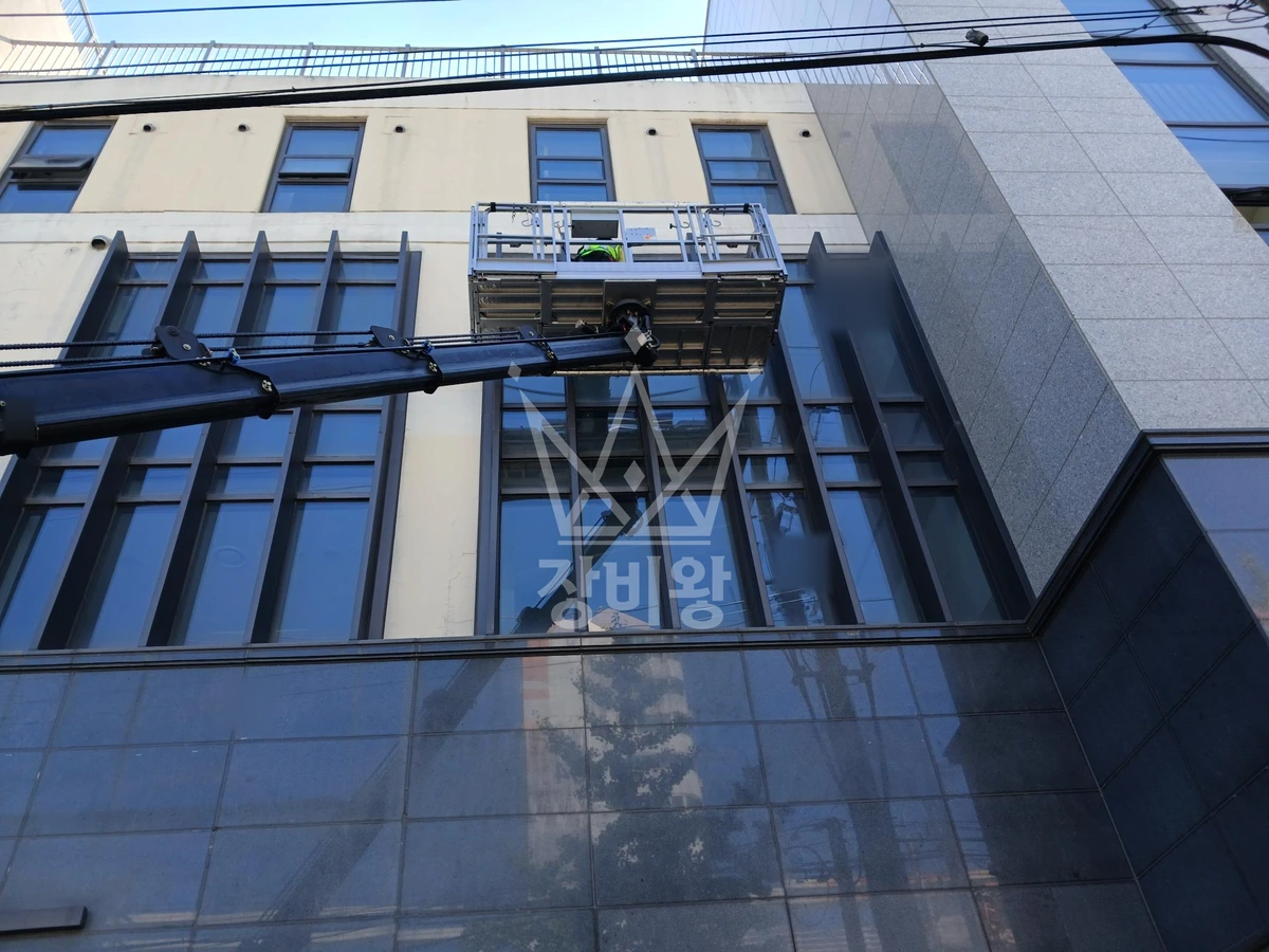 경기 양평군 양평읍 1톤 스카이차 3층 실리콘작업 작업사진 1