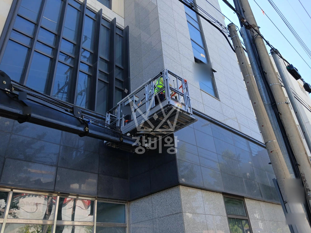 경기 양평군 양평읍 1톤 스카이차 3층 실리콘작업 작업사진 3