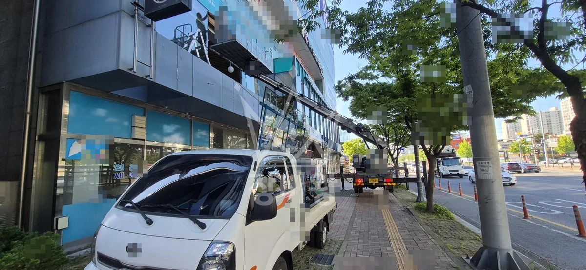 대전 서구 도안동 3.5톤 스카이차 유리교체 작업사진 3