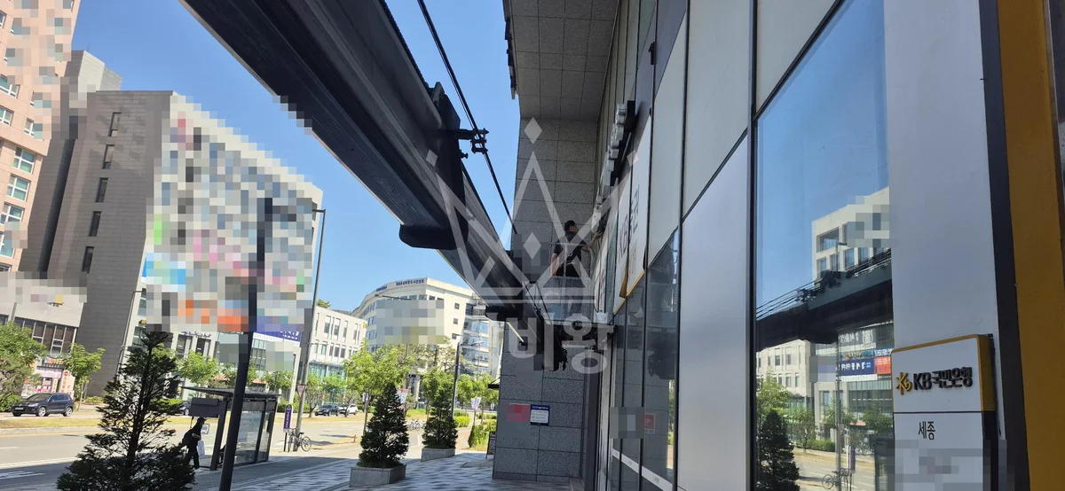 세종시 어진동 530 3.5톤 스카이차 시트지 작업 작업사진 3
