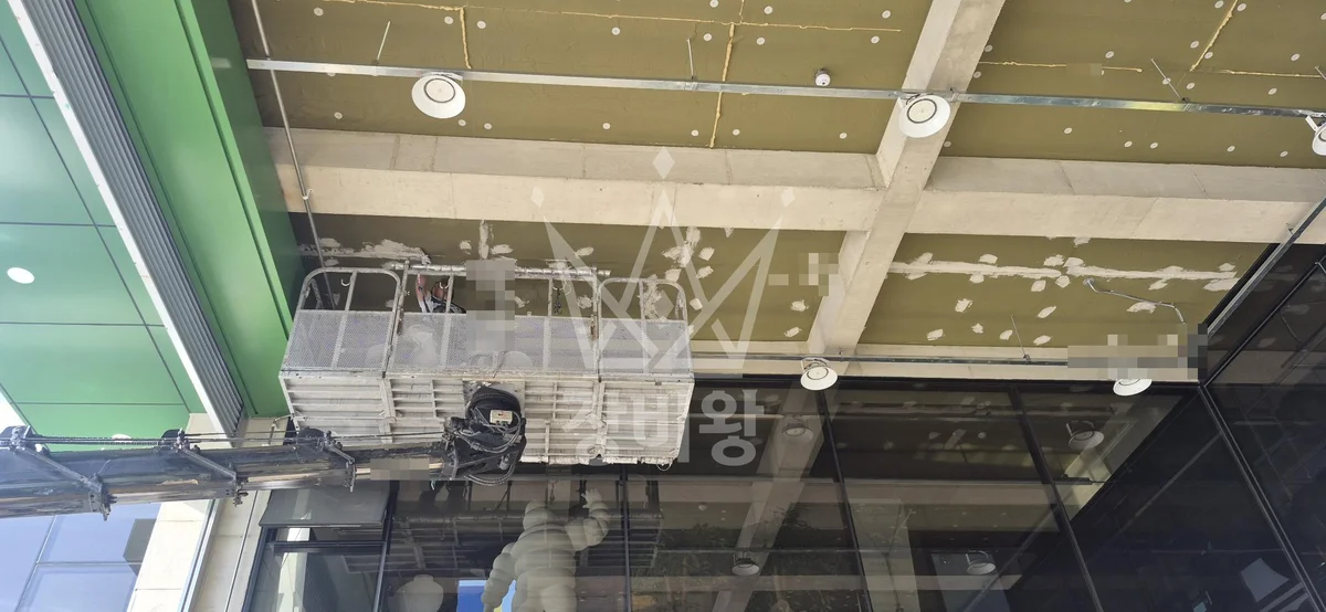 충남 천안시 동남구 3.5톤 스카이차 내부 천장보수 작업사진 2