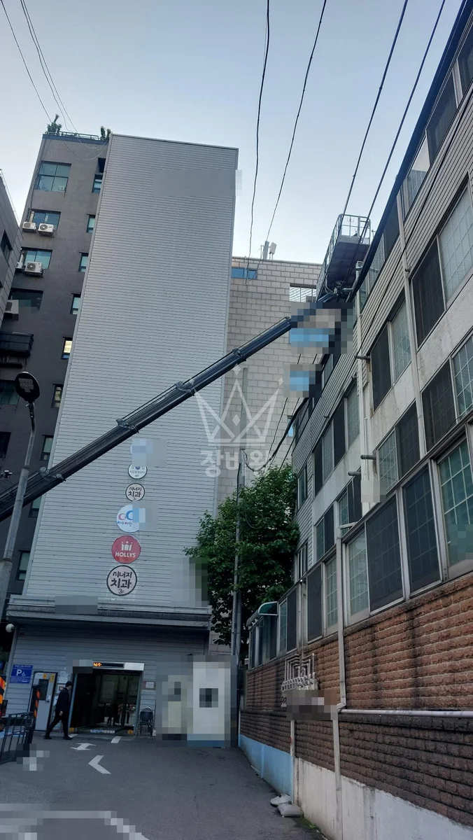 서울 동작구 사당동 3.5톤 스카이차 물받이 청소 작업사진 1