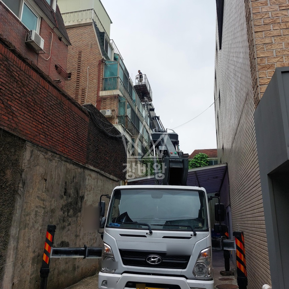 서울 강남구 논현동 3.5톤 스카이차 외벽보수 작업완료사진 1