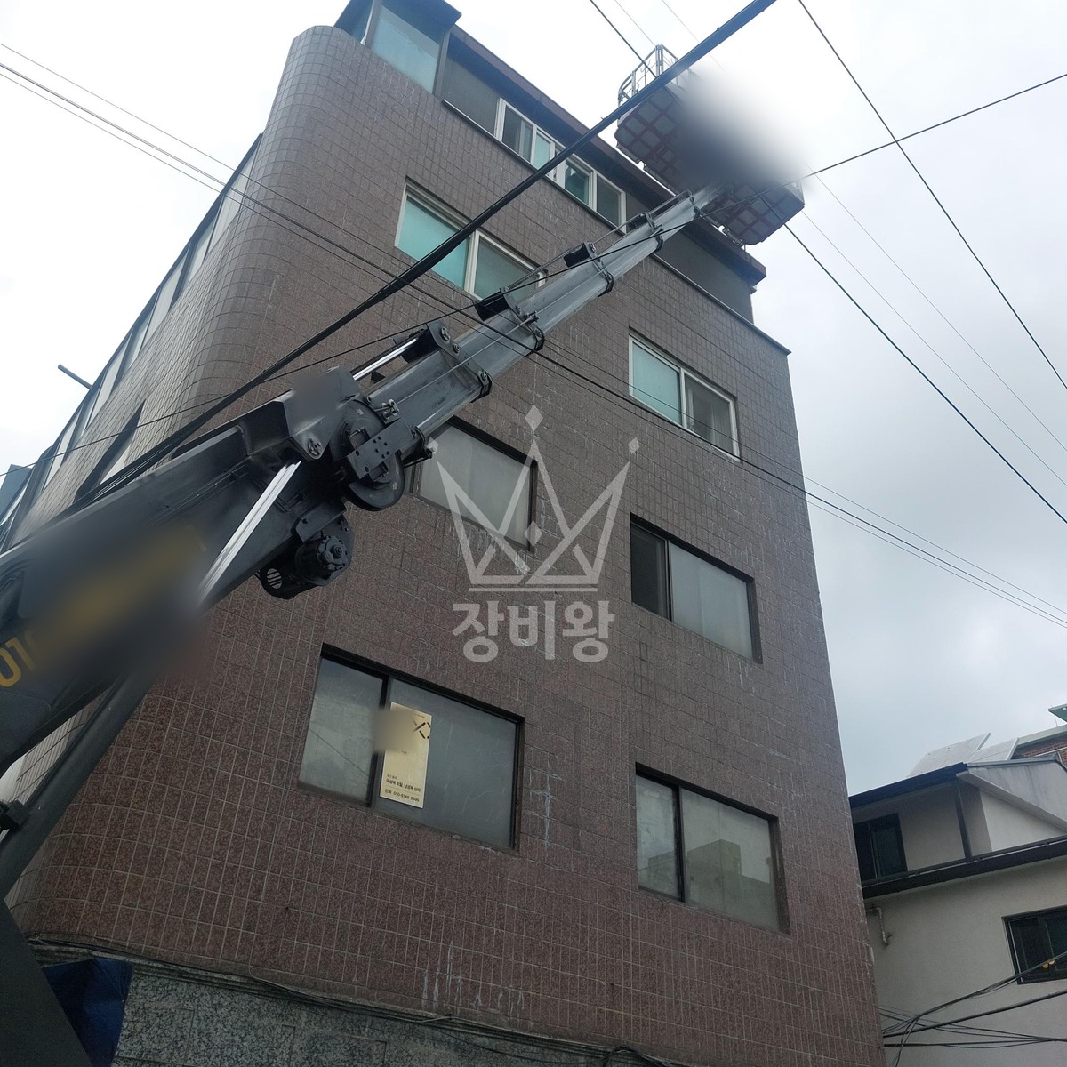 서울 중구 신당동 3.5톤 스카이차 지붕 코킹 작업사진 3