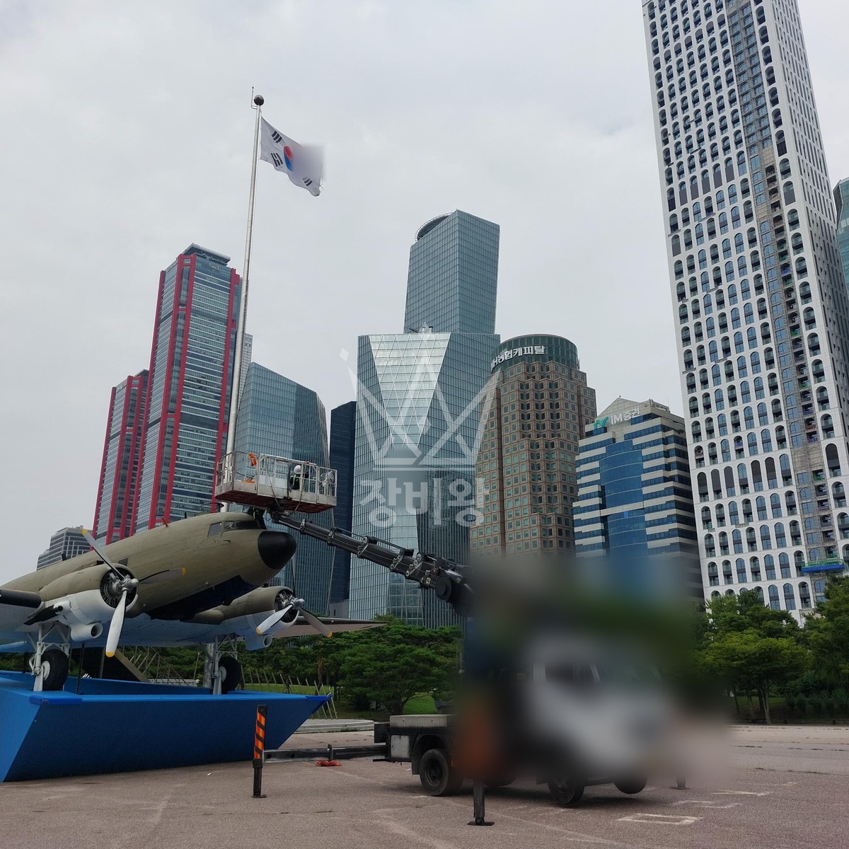 서울 영등포구 여의도동 3.5톤 스카이차 항공기도장작업 작업완료사진 1