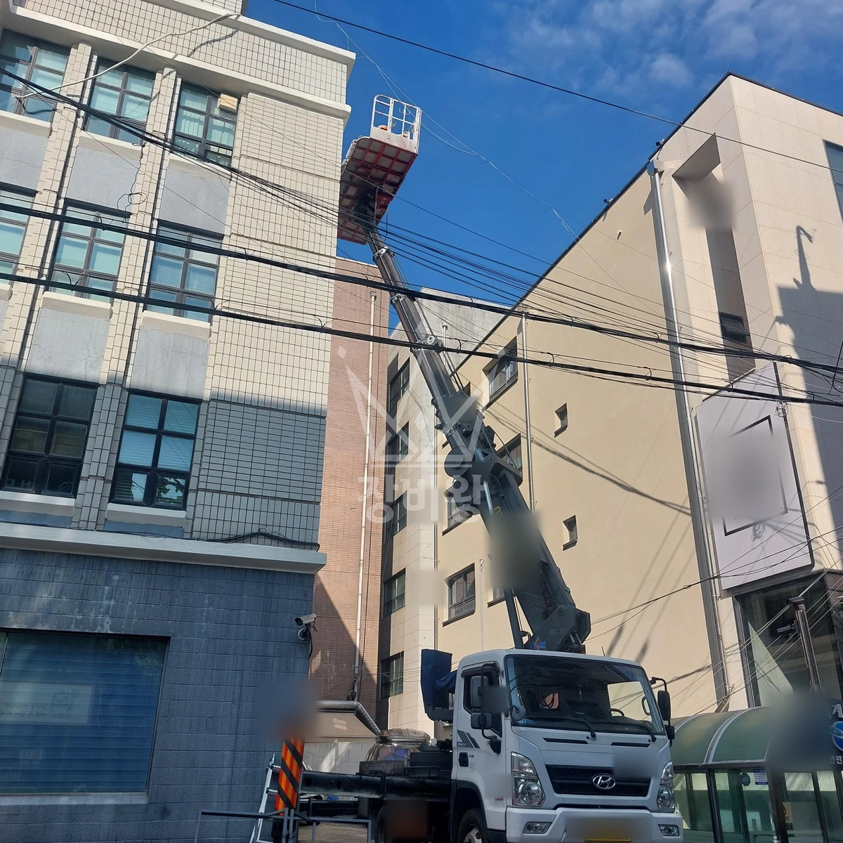 서울 서초구 서초동 3.5톤 스카이차 외벽방수작업 작업사진 3