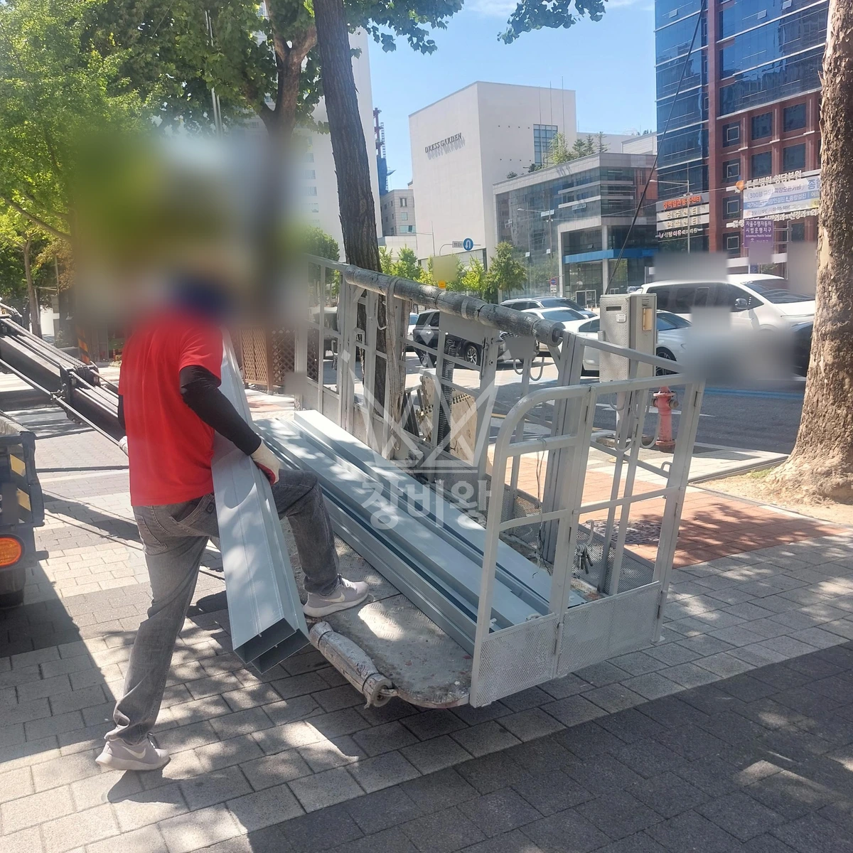 서울 강남구 청담동 3.5톤 스카이차 금속양중 작업사진 3