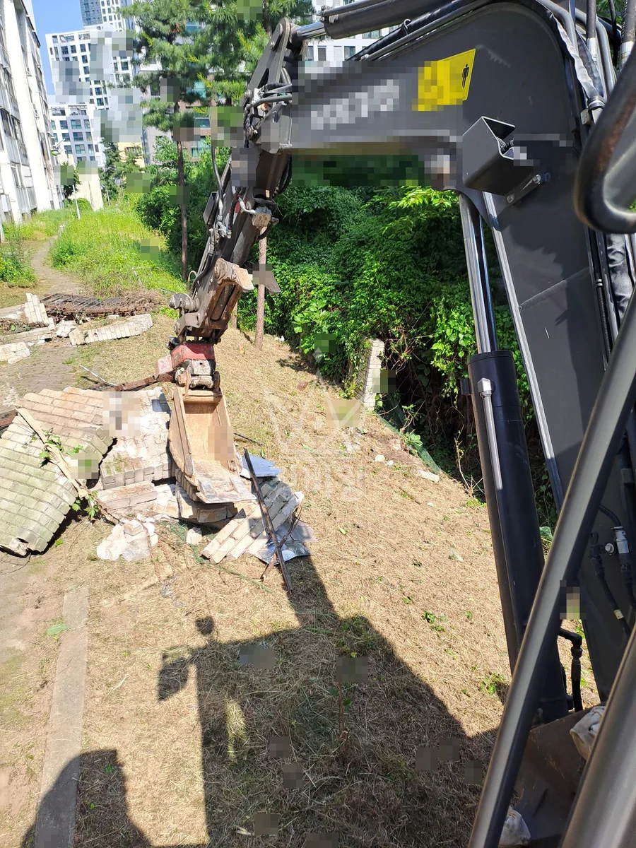 서울 강남구 개포동 포크레인(굴착기) 담장 철거 및 컨테이너 이동 작업사진 2