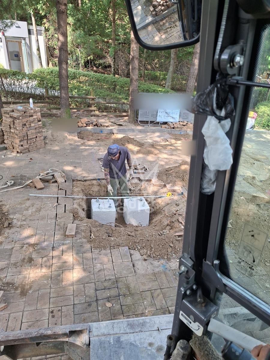 경기 성남시 분당구 정자동 포크레인(굴착기) 파고라설치 작업사진 2
