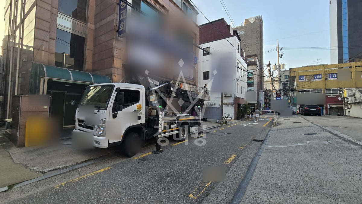 서울 강남구 대치동 3.5톤 스카이차 돌출간판철거 작업사진 1