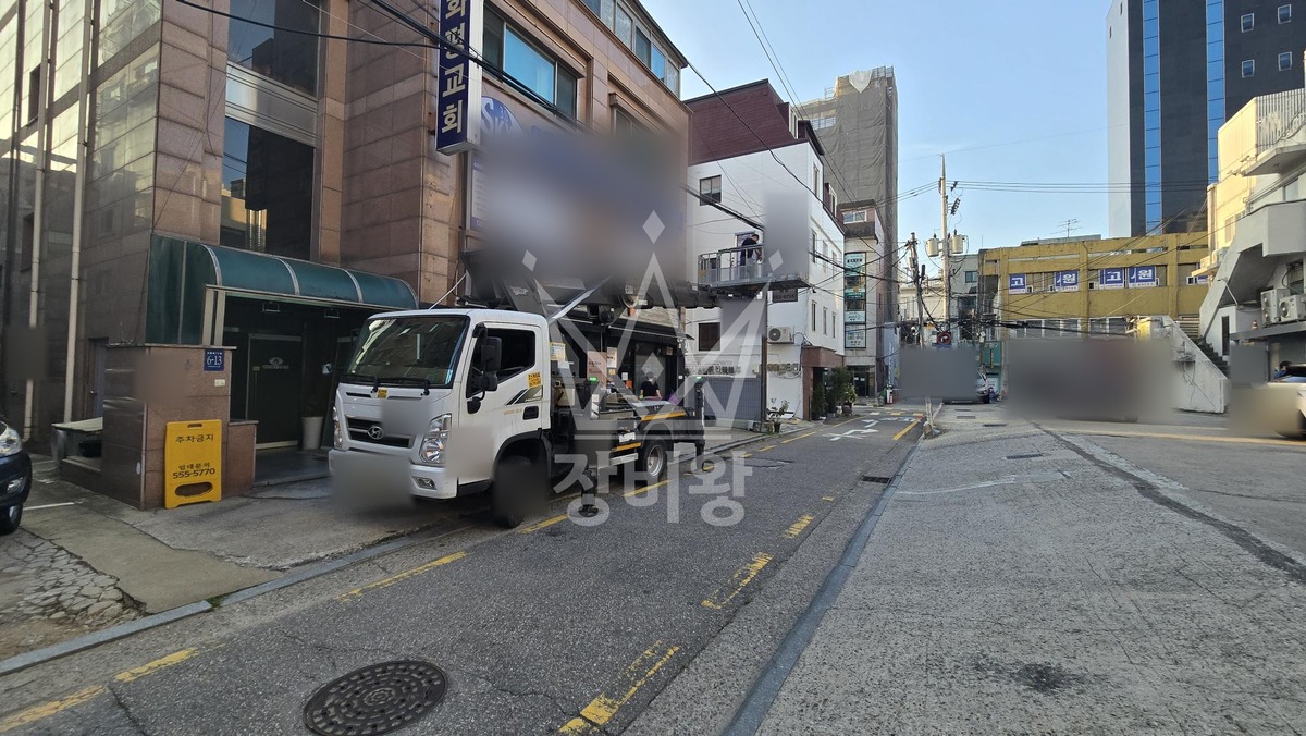 서울 강남구 대치동 3.5톤 스카이차 돌출간판철거 작업사진 2
