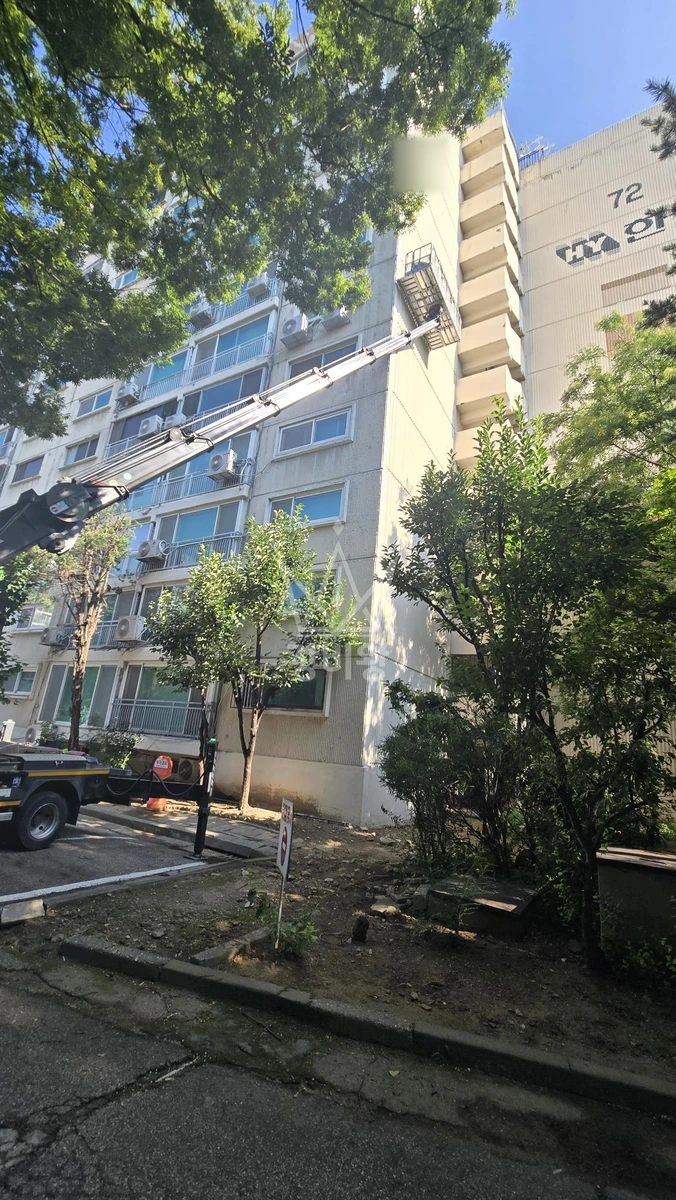 서울 강남구 압구정동 3.5톤 스카이차 6층 실리콘 작업 작업사진 2