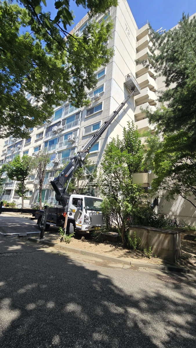 서울 강남구 압구정동 3.5톤 스카이차 6층 실리콘 작업 작업사진 3