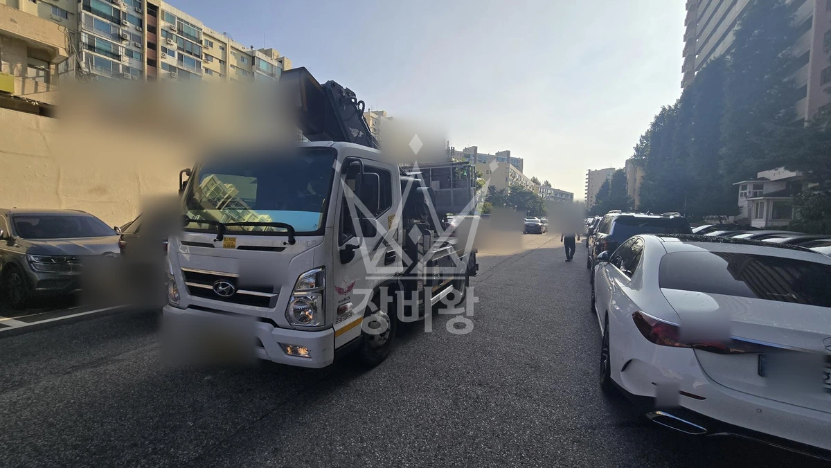 서울 강남구 압구정동 3.5톤 스카이차 6층 실리콘 작업 작업완료사진 1